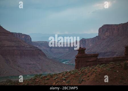 Blick auf die Rotgesteinsandstein butte Formation, die über dem colorado River aufsteigt Stockfoto