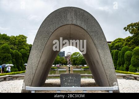 Kenotaph für die A-Bombenopfer im Hiroshima Peace Memorial Park, Japan Stockfoto