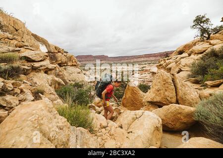 Frauen wandern auf felsigen, zerklüfteten Gelände in der wüste von utah Stockfoto