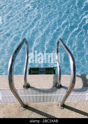 Nahaufnahme der Leiter des Schwimmbades Stockfoto