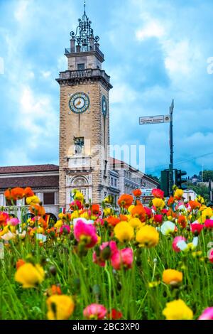 Bergamo, Italien - 24. April 2019: Turm Torre dei Caduti, an der Piazza Vittorio Veneto im unteren Teil der Stadt Bergamo. Teil des Netzwerks von t Stockfoto