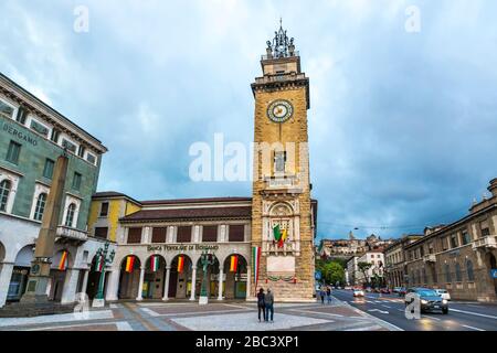 Bergamo, Italien - 24. April 2019: Turm Torre dei Caduti, an der Piazza Vittorio Veneto im unteren Teil der Stadt Bergamo. Teil des Netzwerks von t Stockfoto