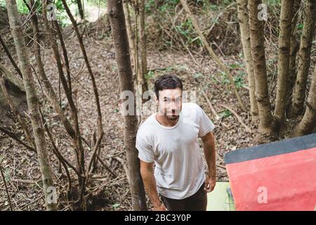 Porträt eines jungen Bergsteigers im Wald Stockfoto