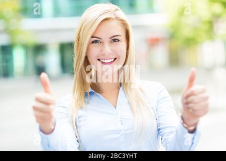 Junge Geschäftsfrau lächelnd Stockfoto