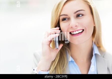 Junge Geschäftsfrau lächelnd Stockfoto