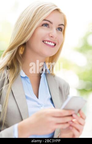 Junge Geschäftsfrau lächelnd Stockfoto