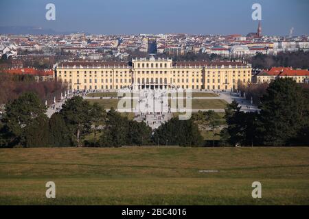 Blick auf die Schönbrunn-Gärten an einem sonnigen Tag Stockfoto