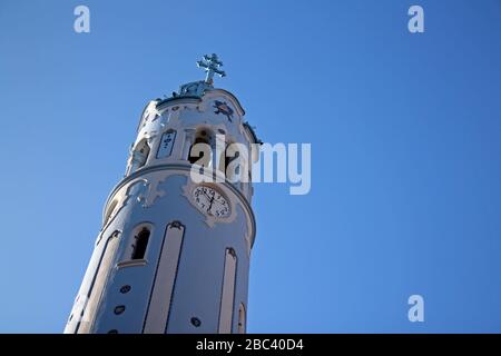 Detail der blauen Kirche in Bratislava an einem sonnigen Tag Stockfoto