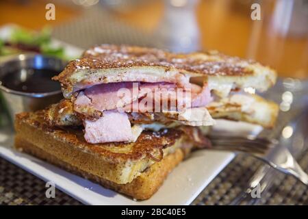 Französischer Toast mit Schinken und Käsesandwich auf einem Teller mit selektivem Fokus Stockfoto