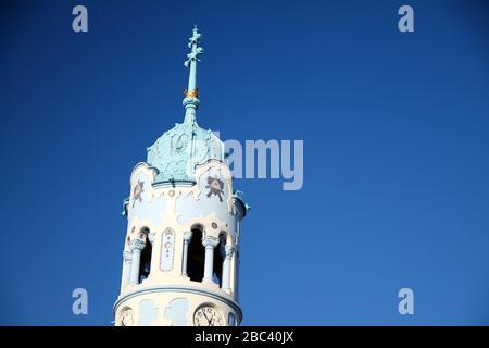 Detail der blauen Kirche in Bratislava an einem sonnigen Tag Stockfoto