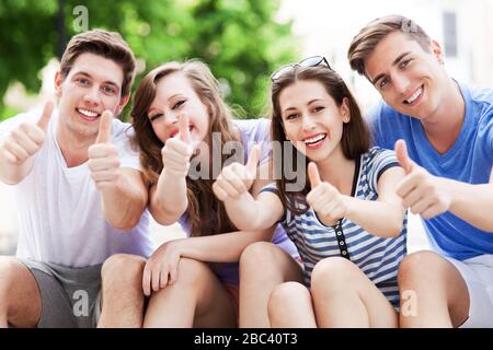 Gruppe von Freunden, die Spaß im freien Stockfoto