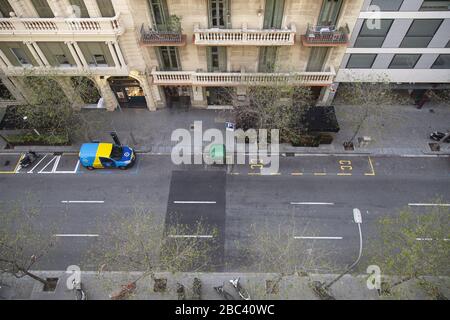 Barcelona, Catalunya, Spanien. April 2020. (INT) Covid-19:Empty Barcelona.April 2, 2020, Barcelona, Spanien:die Straßen einer der Hauptstraßen in Barcelona sind am 20. Tag der Quarantäne völlig leer. An der Kreuzung zwischen Eixample und Avenida Passeig de Gracia war diese Situation isnÃ¢â'¬â"¢t anders und die Gesamtzahl der Fälle stieg auf 102.136, mit einem Anstieg von 7.719 in den letzten 24 Stunden und fast 10.000 Toten im Augenblick. Credit: Vanessa Canoso/Thenews2 Credit: Vanessa Canoso/TheNEWS2/ZUMA Wire/Alamy Live News Stockfoto