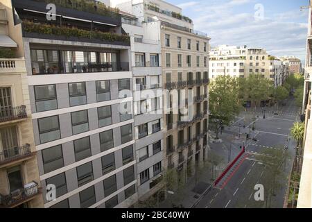 Barcelona, Catalunya, Spanien. April 2020. (INT) Covid-19:Empty Barcelona.April 2, 2020, Barcelona, Spanien:die Straßen einer der Hauptstraßen in Barcelona sind am 20. Tag der Quarantäne völlig leer. An der Kreuzung zwischen Eixample und Avenida Passeig de Gracia war diese Situation isnÃ¢â'¬â"¢t anders und die Gesamtzahl der Fälle stieg auf 102.136, mit einem Anstieg von 7.719 in den letzten 24 Stunden und fast 10.000 Toten im Augenblick. Credit: Vanessa Canoso/Thenews2 Credit: Vanessa Canoso/TheNEWS2/ZUMA Wire/Alamy Live News Stockfoto