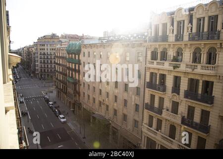 Barcelona, Catalunya, Spanien. April 2020. (INT) Covid-19:Empty Barcelona.April 2, 2020, Barcelona, Spanien:die Straßen einer der Hauptstraßen in Barcelona sind am 20. Tag der Quarantäne völlig leer. An der Kreuzung zwischen Eixample und Avenida Passeig de Gracia war diese Situation isnÃ¢â'¬â"¢t anders und die Gesamtzahl der Fälle stieg auf 102.136, mit einem Anstieg von 7.719 in den letzten 24 Stunden und fast 10.000 Toten im Augenblick. Credit: Vanessa Canoso/Thenews2 Credit: Vanessa Canoso/TheNEWS2/ZUMA Wire/Alamy Live News Stockfoto