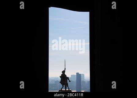Gerahmtes Panorama mit Ritter und Schwert in Bratislava Stockfoto