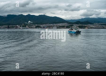 Ein Fährschiff, das Miyajima-Insel (Itsukushima) mit dem Festland verbindet, das in der japanischen Hiroshima-Bucht segelt Stockfoto