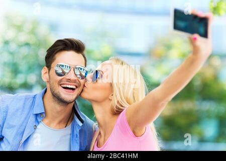 Paar, wobei ein Selbstporträt mit smartphone Stockfoto