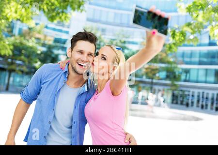 Paar, wobei ein Selbstporträt mit smartphone Stockfoto