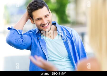 Junger Mann lächelnd Stockfoto