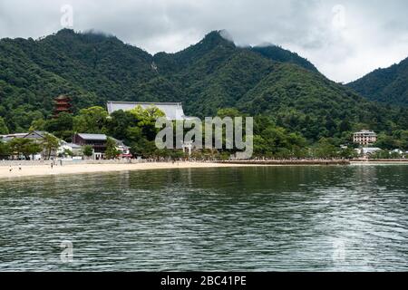 Blick auf die Miyajima-Insel (Itsukushima), ein beliebtes Ziel von Hiroshima für seine Schreine und die großen Torii-Tore, die auf dem Wasser schweben, Japan Stockfoto