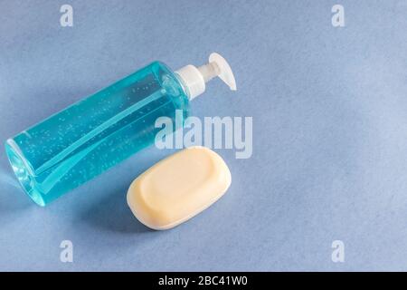 Antibakterielle Flüssigdesinfektionsmittel und Desinfektionsseife auf dem blauen Hintergrund. Gesundheitspflege, l Hygieneprodukte. Stockfoto
