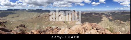 Panorama vom Gipfel des Umpah Peak in der Mojave-Wüste mit dem Mopah Peak in der Ferne Stockfoto