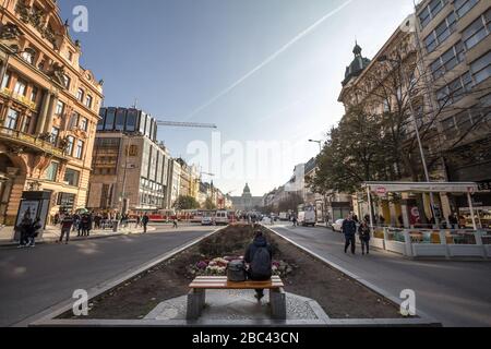 Prag, TSCHECHIEN - 31. OKTOBER 2019: Tourist, eine Frau, sitzend und zulassend Vaclaske Namesti, oder Wenzelsplatz, mit dem Nationalmuseum (Narodni Mu Stockfoto