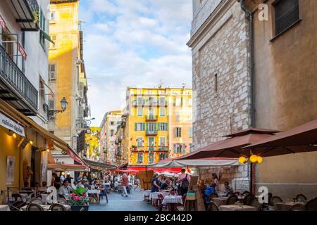 Ein lebhafter Nachmittag am Place Rossetti, während Touristen die Cafés und Geschäfte in der farbenfrohen Vieux Altstadt von Nizza, Frankreich an der französischen Riviera, genießen. Stockfoto