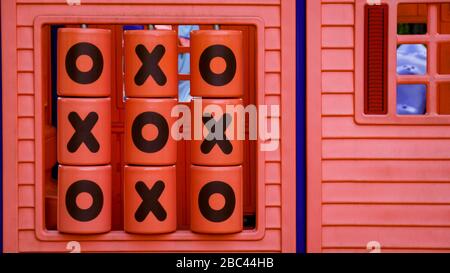 Red Plastic Tic-Tac-Toe Children Playground Kids Game Stockfoto