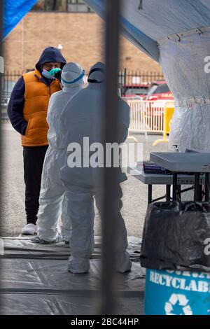 Jersey City, New Jersey, USA. April 2020. Ein Mann wird von einem Arzt in Schutzausrüstung auf dem Covid-19-Testgelände am Marin Boulevard in Jersey City, New Jersey getestet. Pflichtgutschrift: Kostas Lymperopoulos/CSM/Alamy Live News Stockfoto