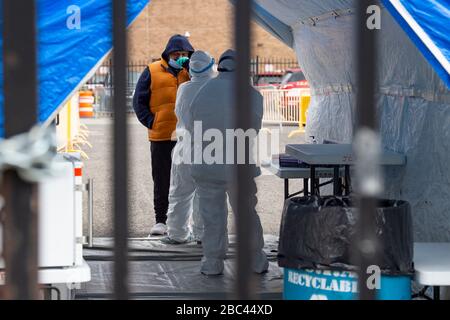 Jersey City, New Jersey, USA. April 2020. Ein Mann wird von einem Arzt in Schutzausrüstung auf dem Covid-19-Testgelände am Marin Boulevard in Jersey City, New Jersey getestet. Pflichtgutschrift: Kostas Lymperopoulos/CSM/Alamy Live News Stockfoto