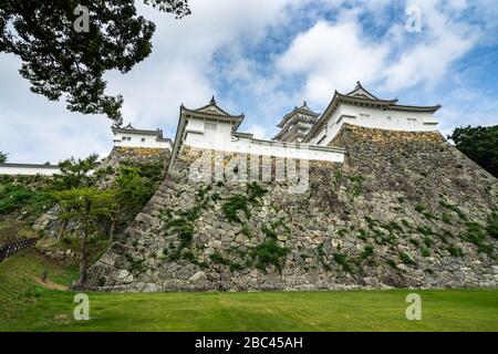 Die steilen Wände rund um das Schloss Himeji, das zum UNESCO-Weltkulturerbe gehört, Japan Stockfoto