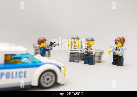Florianopolis, Brasilien, 28. März 2020: Banditen mit den Händen werden von der Polizei festgenommen. LEGO-Miniaturen werden von der Lego Group hergestellt. Stockfoto