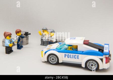 Florianopolis, Brasilien, 28. März 2020: Banditen mit den Händen werden von der Polizei festgenommen. LEGO-Miniaturen werden von der Lego Group hergestellt. Stockfoto