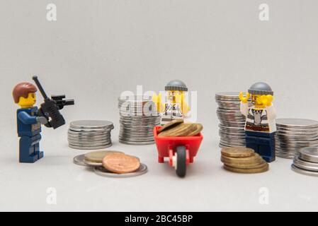 Florianopolis, Brasilien, 28. März 2020: Banditen mit den Händen werden von der Polizei festgenommen. LEGO-Miniaturen werden von der Lego Group hergestellt. Stockfoto
