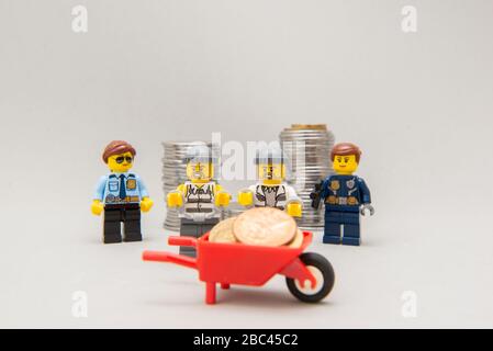 Florianopolis, Brasilien, 28. März 2020: Polizei verhaftet Banditen in der Tat. Diebe wurden von der Polizei mit Handschellen gefesselt und festgenommen. Selektiver Fokus. Lego Stockfoto