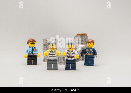 Florianopolis, Brasilien, 28. März 2020: Polizei verhaftet Banditen in der Tat. Diebe wurden von der Polizei mit Handschellen gefesselt und festgenommen. Selektiver Fokus. Lego Stockfoto