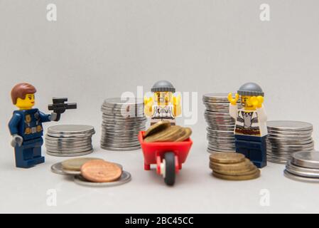 Florianopolis, Brasilien, 28. März 2020: Banditen mit den Händen werden von der Polizei festgenommen. LEGO-Miniaturen werden von der Lego Group hergestellt. Stockfoto