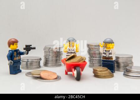 Florianopolis, Brasilien, 28. März 2020: Banditen mit den Händen werden von der Polizei festgenommen. LEGO-Miniaturen werden von der Lego Group hergestellt. Stockfoto