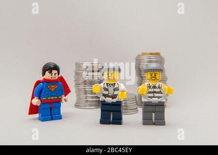 Florianopolis, Brasilien, 28. März 2020: Superman verhaftet zwei Gelddiebe. Superhelden haben Kinder und Erwachsene Fans auf der ganzen Welt. LEGO Minifi Stockfoto