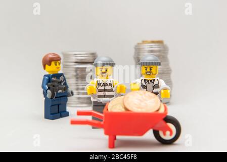 Florianopolis, Brasilien, 28. März 2020: Polizei verhaftet Banditen in der Tat. Diebe wurden von der Polizei mit Handschellen gefesselt und festgenommen. Selektiver Fokus. Lego Stockfoto