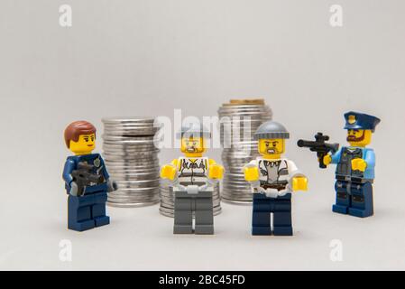 Florianopolis, Brasilien, 28. März 2020: Polizei verhaftet Banditen in der Tat. Diebe wurden von der Polizei mit Handschellen gefesselt und festgenommen. Selektiver Fokus. Lego Stockfoto