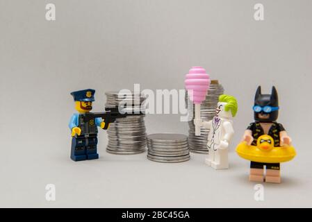 Florianopolis, Brasilien, 28. März 2020: Batman Minifigure mit Badeanzug und Urlaub und Joker, der von der Polizei verhaftet wird. Selektiver Fokus. Lego Stockfoto