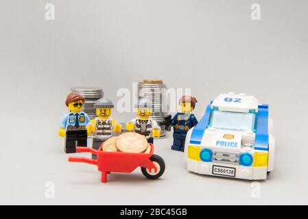 Florianopolis, Brasilien, 28. März 2020: Polizei verhaftet Banditen in der Tat. Diebe wurden von der Polizei mit Handschellen gefesselt und festgenommen. Selektiver Fokus. Lego Stockfoto