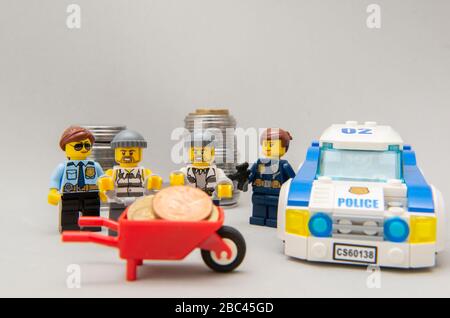 Florianopolis, Brasilien, 28. März 2020: Polizei verhaftet Banditen in der Tat. Diebe wurden von der Polizei mit Handschellen gefesselt und festgenommen. Selektiver Fokus. Lego Stockfoto