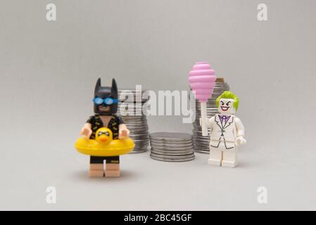 Florianopolis, Brasilien, 28. März 2020: Batman Minifigure mit Badeanzug und Urlaub und Joker, die Geld stehlen. Superheld kann nicht ruhen. Verbrechen ist nicht sl Stockfoto