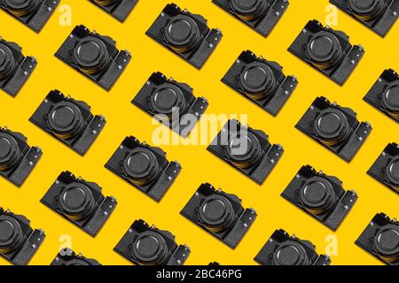 Modisches Muster von Retro-Kameras auf gelbem Hintergrund. Horizontaler Hintergrund. Foto-Konzept. Stockfoto