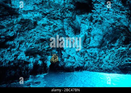 Bleu-Höhle in Kroatien, kroatisches Wunder, Wahrzeichen. Im Inneren der Blauen Höhle, Insel Bisevo, hellblau vom Wasser am Mittag Stockfoto