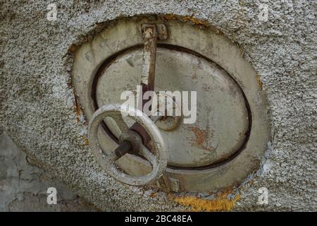 Alter runder Wasserhahn aus nächster Nähe im Freien, Seitenansicht. Stockfoto