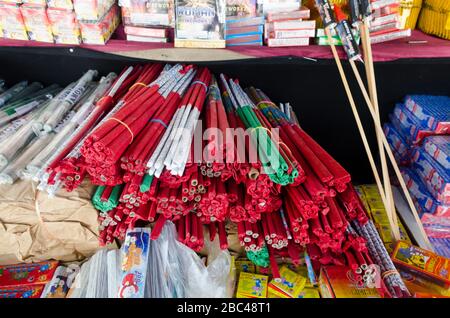 Verschiedene Arten von Feuerwerkskörpern in einem Regal Stockfoto